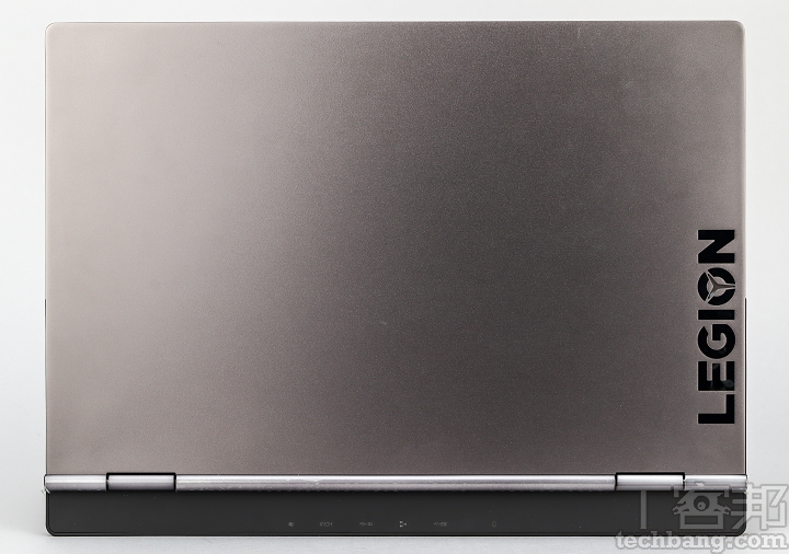 上蓋與 I/O 指示燈－Legion 商標會隨 RGB 燈光效果變換，I/O 指示燈是個很棒的設計，實用卻不破壞美感。