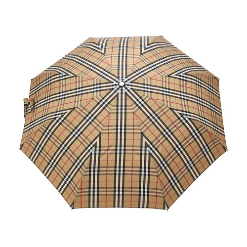 With the Trafalgar Square umbrella, rain won't stop men's days. A pattern to which Burberry has the 