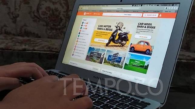 Seorang konsumen mengakses situs jual beli online Jualo.com. Situs ini diakusisi marketplace otomotif asal Singapura, Carro, 1 Agustus 2019. TEMPO/Wawan Priyanto.