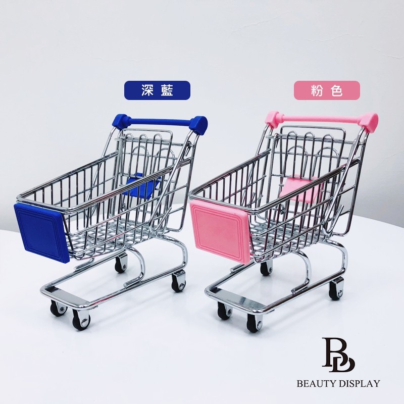 小推車 粉撲收納 購物車 彩妝工具收納 一般尺寸:1213.5cm 大阪尺寸:17.517cm 超熱門的粉撲收納小物! 在做照片的時候，真的以為自己帶著美妝蛋在逛超市XDDD 拍照或裝一些小物都很好使