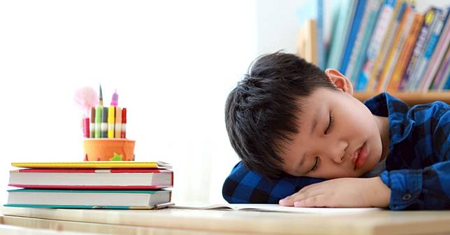 台灣中小學生普遍睡眠不足 比歐美平均少了1個多小時 睡不夠不但影響學習 還可能造成長期慢性傷害 未來family Line Today