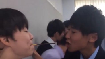 1111 是日本 Pocky 日 高中男生的玩法簡直是腐女天堂...