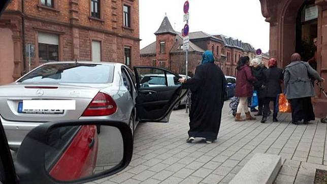 Foto viral wanita turun dari mobil mewah Mercedez dan mengantre makanan gratis. (Facebook)