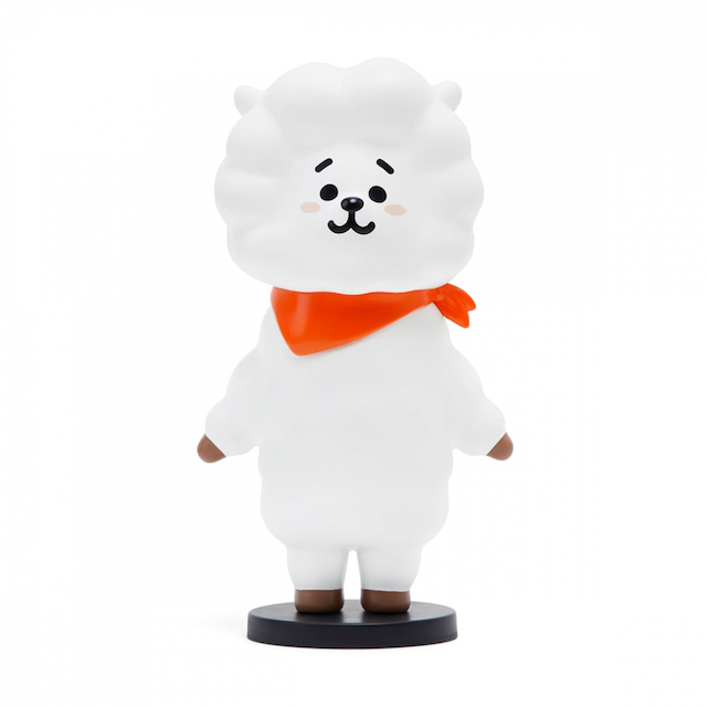 BT21 RJ 站立公仔（L） 宇宙明星靜靜站在桌上角落，看著認真做事的你。忙，就轉頭看看療癒的它。 產地：中國 材質：PVC、ABS 包裝尺寸：15 * 12 * 7 CM 注意事項 -因材質關係，