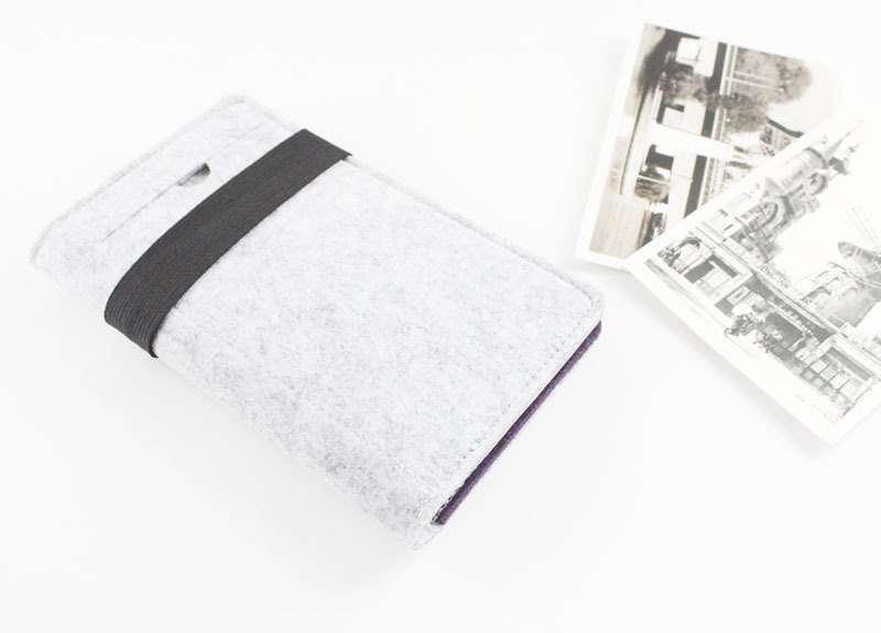 沒有複雜的線條奢華的外表，每一針一線，都是我們的一份心意。 在追求機簡和保護生態環境的驅動下，我們遠離矽膠和塑料，相反採用更有機的材料，讓每一個產品都有自己的獨特紋理和質感。