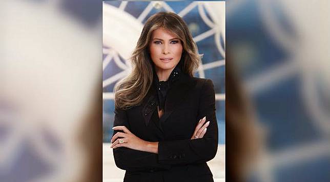 Kilau Berlian 25 Karat di Foto Resmi Ibu Negara AS Melania Trump