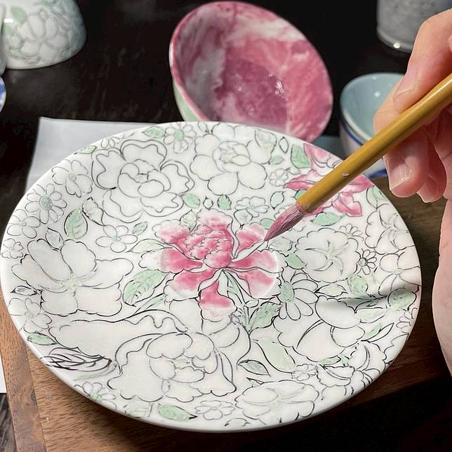 停繪30年望得以傳承｜粵東磁廠重製萬花瓷器| AndThen.hk | LINE TODAY