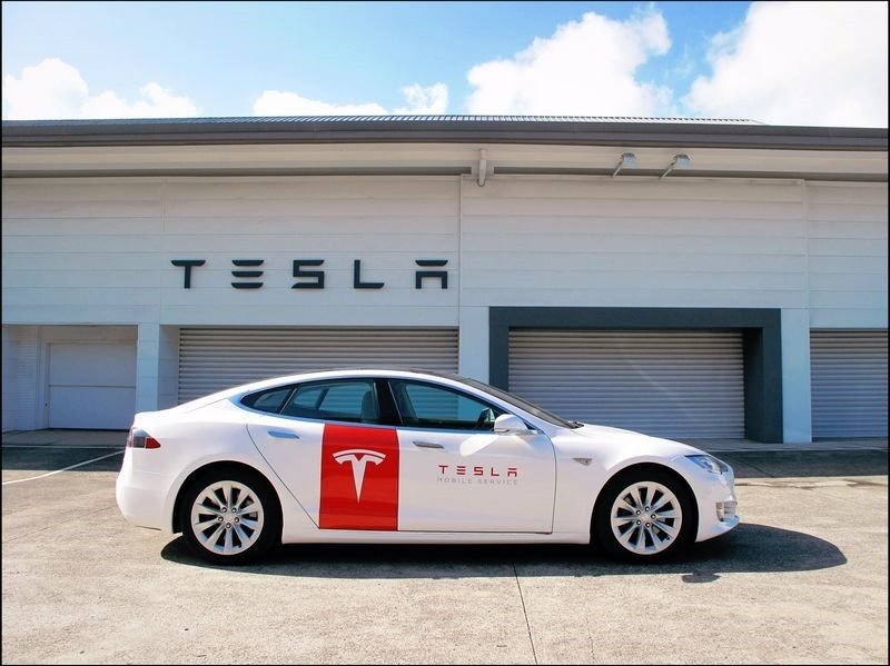 Tesla Mobile Service 行動服務車提供車主即時車輛維修與救援服務。