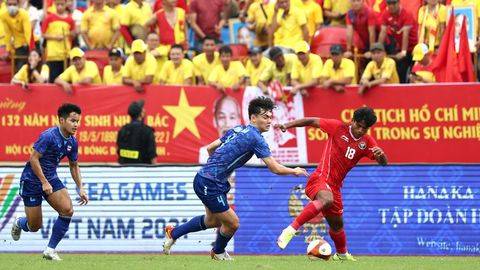 Bek timnas Thailand U-23 Jonathan Khemdee (tengah) tak dapat ampun netizen Indonesia. (REUTERS/CHALINEE THIRASUPA)