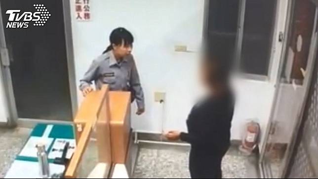 印尼籍外配狠心刺死前夫和女兒共36刀，犯後徒步到派出所自首。(圖／TVBS)