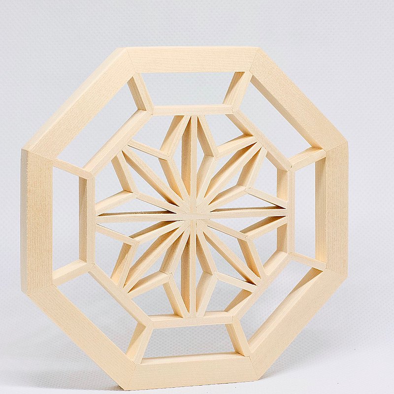 台灣窗花餐墊 – 八角花窗 美麗的餐墊，傳承日式組子細工的技法，由彰化永茂木器，在一九七○年代，花窗曾經是鹿港引以為傲的產業，走過一甲子歲月，現在由Hands以品牌新的形象推出窗花餐墊! 優美的八角形