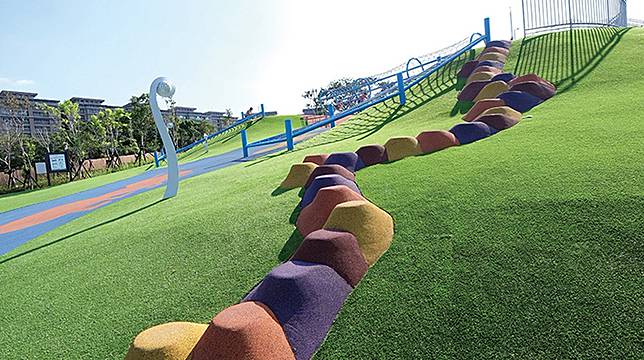 溜小孩新天地 滑草坡 長形溜滑梯親子戶外玩翻天 Now健康 Line Today