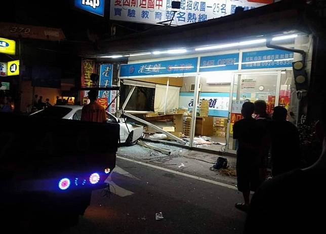 厲害了檳榔西施！轎車失控撞進檳榔攤 她急跳上桌躲死劫