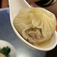 【台北大安美食】杭州小籠湯包，從路邊做到店面的30年老店，湯包爽口多汁，特別推薦蒸高麗菜