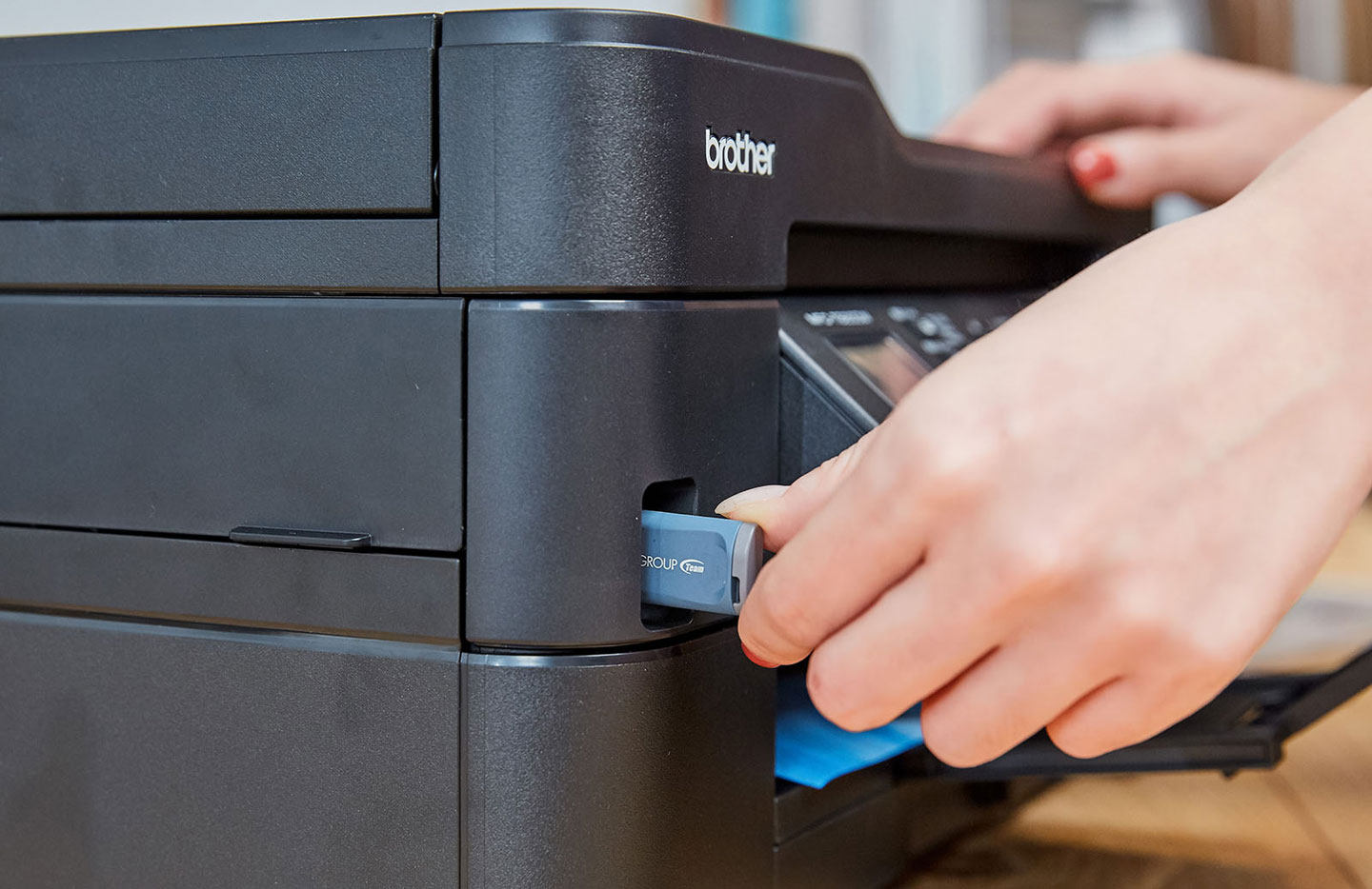 MFC-T920DW 內建有 USB 埠，可支援隨身碟連結並進行單機列印。