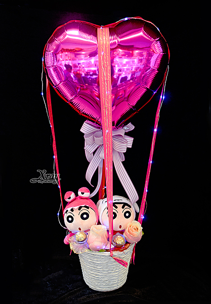 內容：娃娃+金莎+氣球+燈+花材+緞帶 尺寸：35 x 80 cm