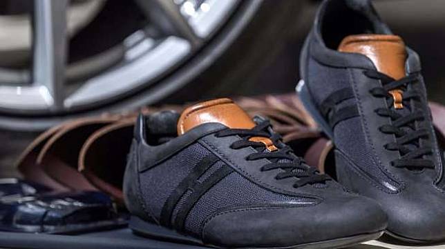 Sepatu Aston Martin x Hogan. [Motor1]