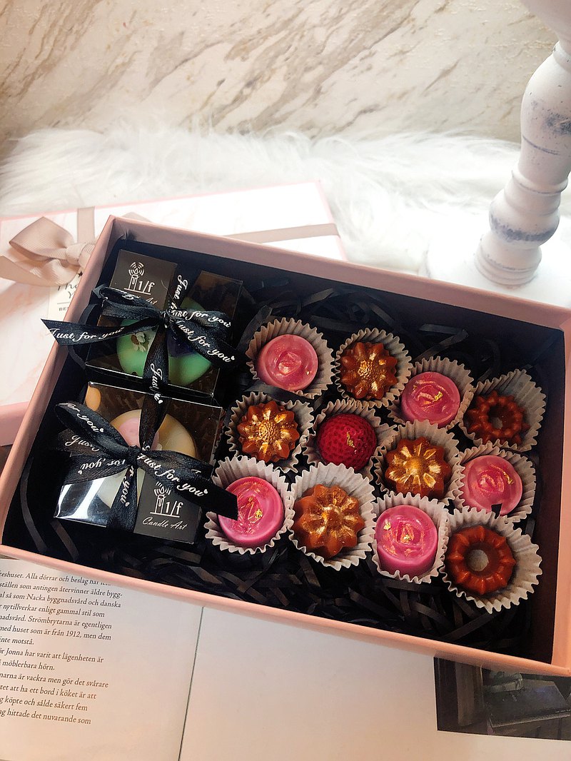 擬真造型巧克力及馬卡龍，拼湊成精緻的甜點香氛蠟燭禮盒，香氛可以客製化