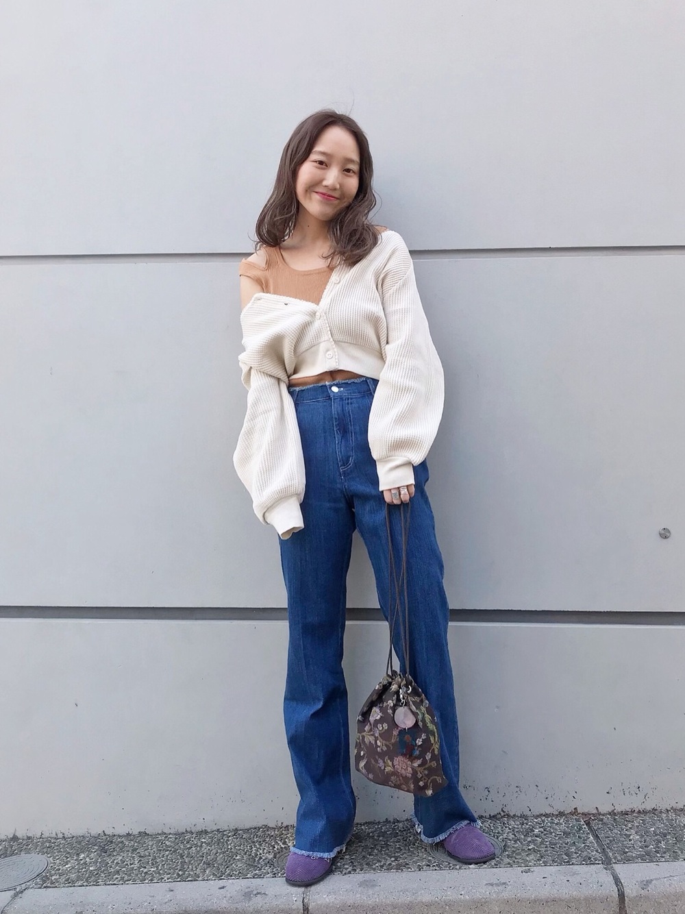 春季也能小露性感！以露肩上衣連結微辛的個性Look1