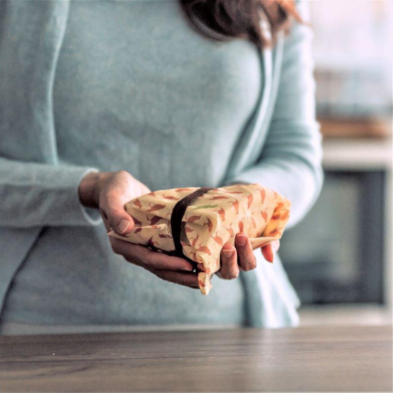 選用台灣老牌台元有機棉布， 用得放心，食得安心。 蜂蠟超好蓋 仁舟淨塑獨家創新研製款！ 搭配彈性繩扣組，一蓋一拉，輕鬆保鮮。 零侷限！各種形狀之碗、盤、鍋具皆一拉搞定， 立即呈現量身打造般的服貼效果。