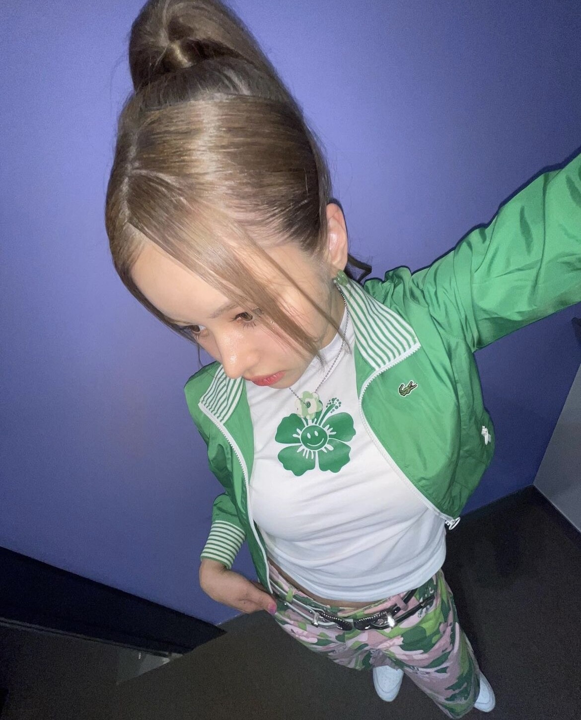 你離時尚只差一個皮帶！女團打歌都在穿的Y2K低腰皮帶時尚、辣妹必備美式復古大logo