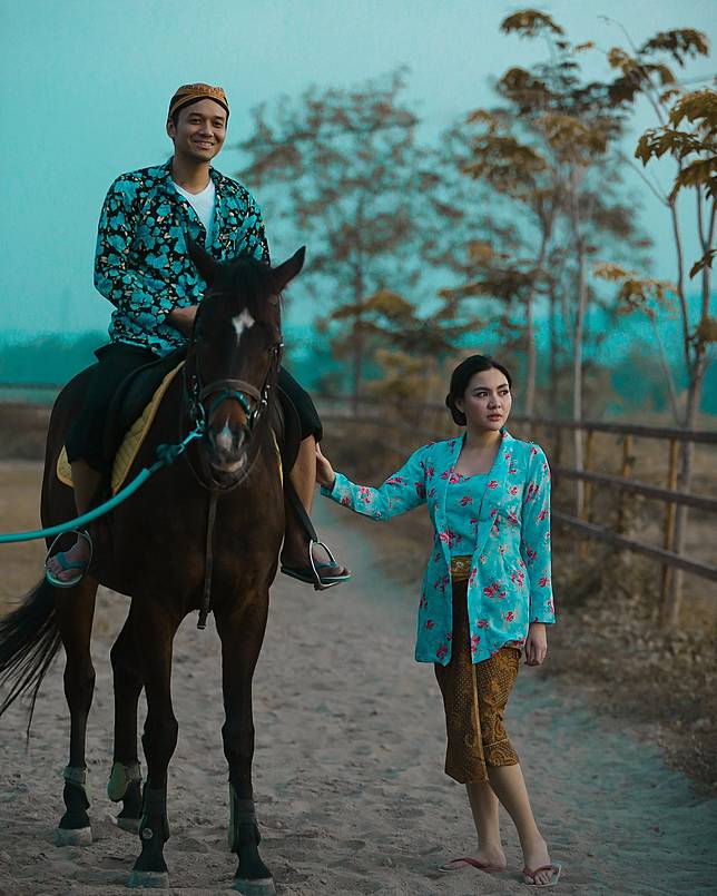 Sayang Sayangan Di Tengah Sawah 5 Potret Prewedding Vicky Shu Ini Romantis Abis Seruni Id