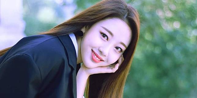 Fans Criticized For Allegedly Using Feminist Terms, Yves LOONA Reaps Netizen Comments