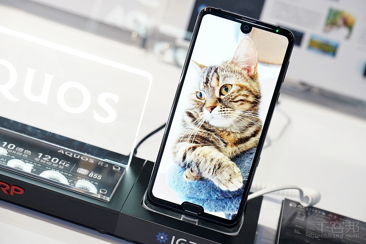 上水滴、下山羊鬍，夏普在台推出旗艦手機 Aquos R3