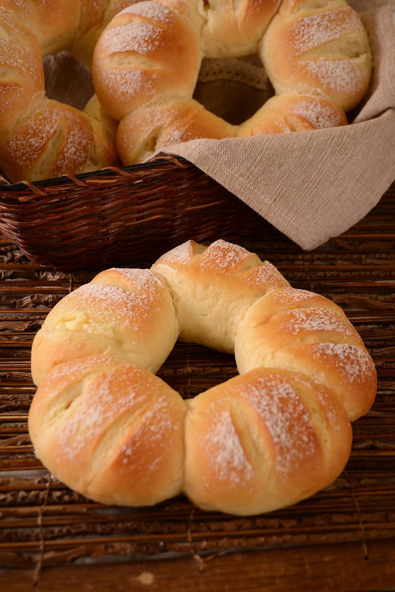 嚴選香軟鮮奶麵糰，頂級乳酪與檸檬絲的結合，口感清爽好吃， 讓你回味無窮是初夏的麵包最佳選擇。