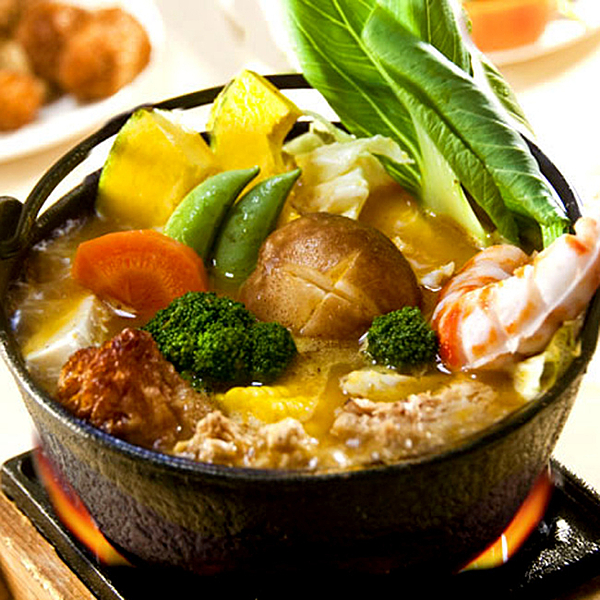 金黃濃郁的南瓜，配上淡淡的椰香，多樣食材精心熬煮，蘊育出健康的美味，讓您體會食物的鮮美原味與純香