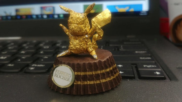 巧手捏捏巧克力包裝變成金色雕像