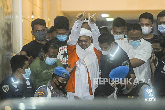 Imam Besar FPI Muhammad Rizieq Shihab memakai baju tahanan usai menjalani pemeriksaan di Mapolda Metro Jaya, Jakarta, Ahad (13/12). Rizieq resmi ditahan usai menjalani pemeriksaan sebagai tersangka kasus pelanggaran protokol kesehatan terkait kasus kerumunan yang terjadi di Petamburan. Republika/Putra M. Akbar