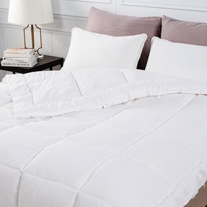 和樂自有品牌產品 保暖羊毛被系列 進口歐洲羊毛混合中空彈性纖維填充 柔軟舒適、易於護理磨毛面料 彈型優良，吸濕性佳 ，聚熱保暖 本產品具專用塑膠手提收納袋 規格尺寸- 180x210 公分