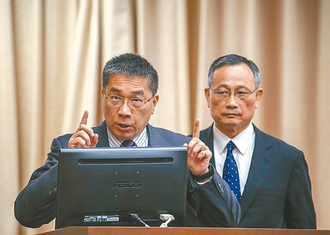 內政部長徐國勇（左）及警政署長陳家欽昨天列席立院聯席委員會。
