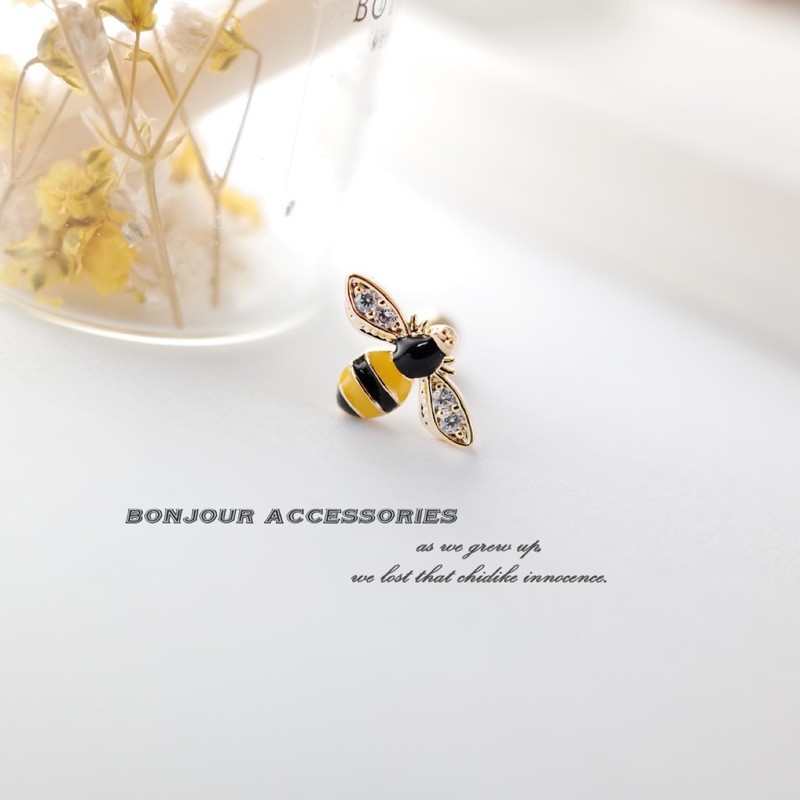 MADE IN KOREA 此系列都為單隻販售 韓國空運 尺寸約0.9*1.3cm 316粗針轉珠款 針長約7mm 厚度約1.16mm 316細針耳扣款 針長約10.5mm 厚度約0.8mm 商品為b