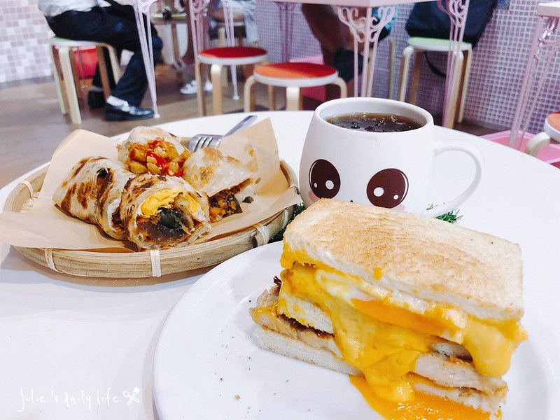 三明治,三重,三重早午餐,下午茶,午餐,厚切蛋餅,吐司,咖啡,早午餐,早餐,果汁,蒸氣吐司,蛋餅,餓店,餓店蒸氣吐司/厚切蛋餅 @跟著Julie一起走吧