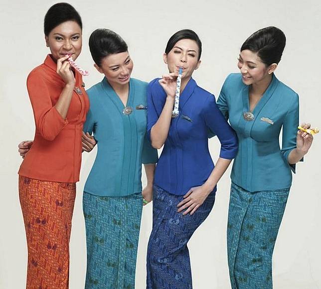 Makna di balik seragam pramugari Garuda Indonesia dengan 4 warna berbeda
