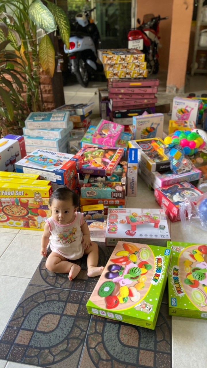 คุณแม่ลูกสามรับหิ้วของเล่นและของเด็ก By.Bim Bo