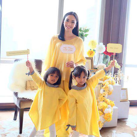 Cantik Cute, Saat Selebritis Kembaran Kaftan Dengan Putri Mereka