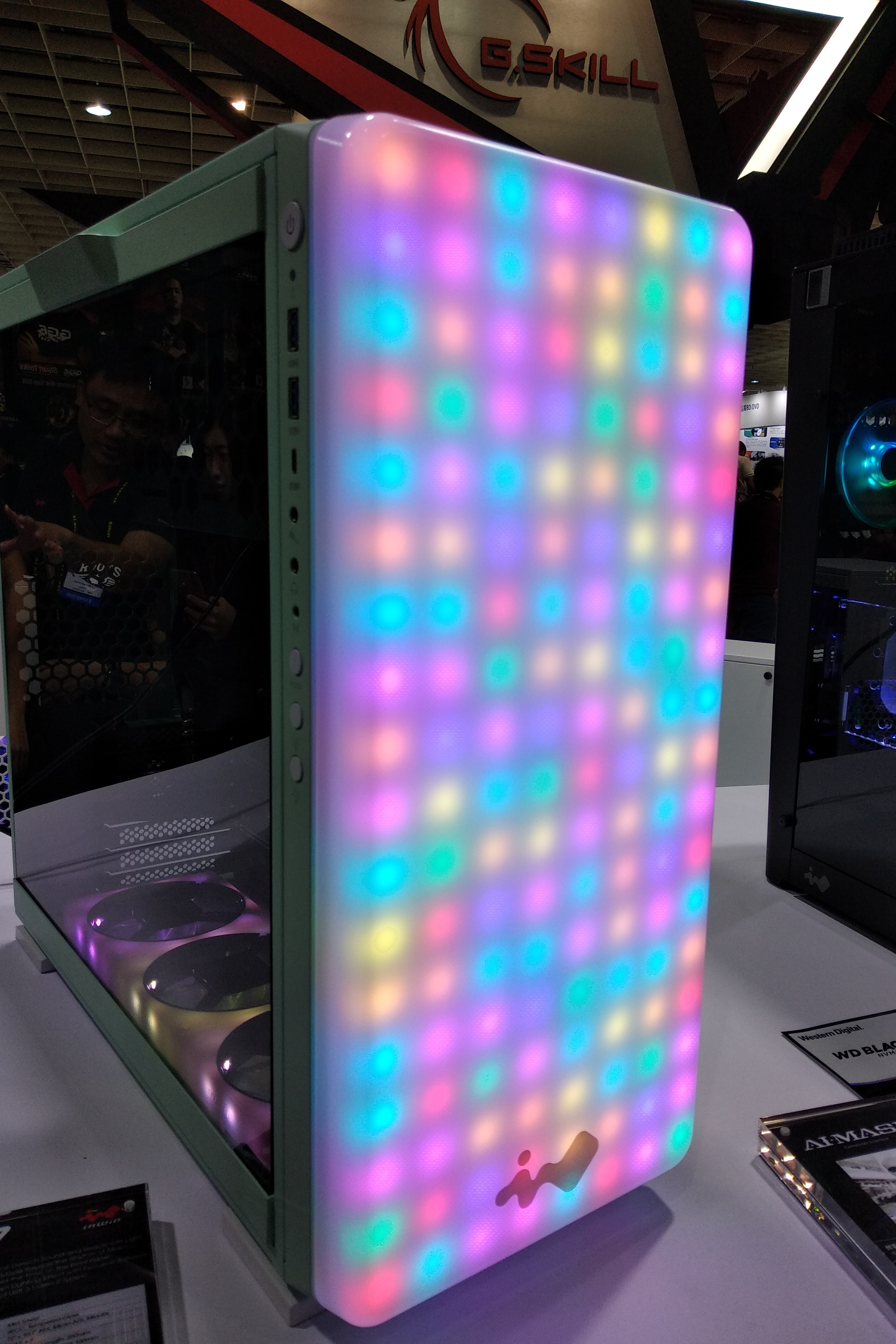 Computex 不能沒有 RGB！從鍵盤、機殼、主機板到風扇都要閃亮，一次看完展場中炫麗的「光害」產品