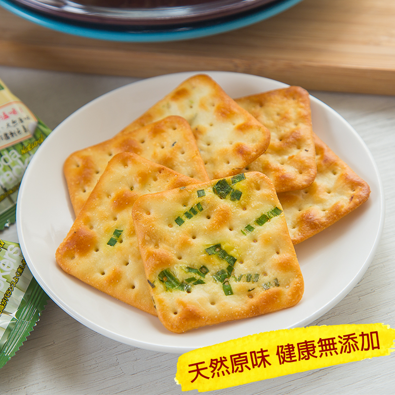 養生薄鹽三星蔥蘇打餅，產自宜蘭特產三星蔥，口感香脆，酥鹹入味，自然風味，好吃涮嘴一片接著一片停不下來！辦公室嘴饞時最佳零食的選擇！原味/三星蔥/黑胡椒/蕎麥黑芝麻/紅藜麥共5種口味，快來和三五好友，家