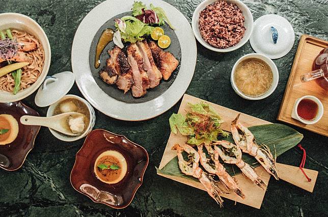 秋冬返家企劃特別推出【雙人返家套餐】，兩人成行就可吃盡南臺灣的藍寶石草蝦與鮮甜鵝排，佐龍虎石斑鮮魚湯與限定甜點。（圖/貳房苑LivinGreen）