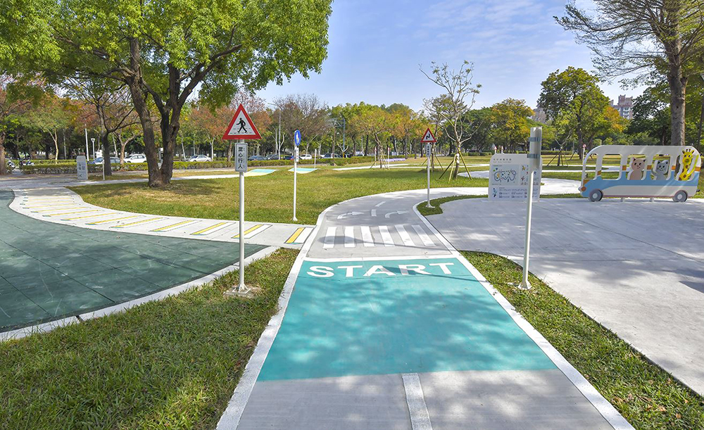 鳳山區新強公園內滑步車練習場，讓孩子從小認識交通安全教育。(圖片提供/高市府工務局養工處）