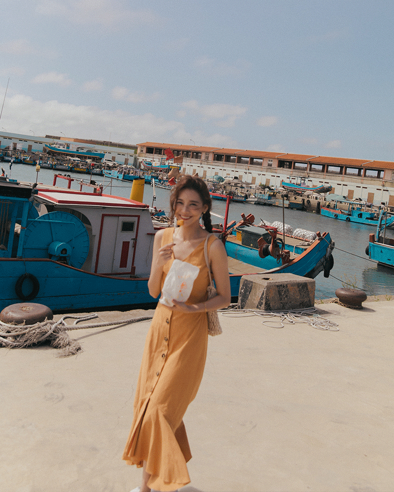 前排釦設計/下擺拼接荷葉/內全裡/後腰鬆緊/前短後長商品長度/長版商品版型/適中商品厚薄/適中商品彈性/無*深色布料因穿著時接觸人體溫度及洗滌後有脫色及染劑移染狀況，第一次下水脫色為正常現象。*棉/麻