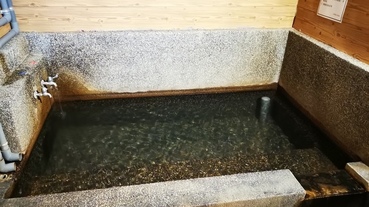 宜蘭礁溪|四季風日式泡湯-在地人推薦平價250元獨立雙人湯屋|裸湯大眾池150元|源頭乾淨溫泉