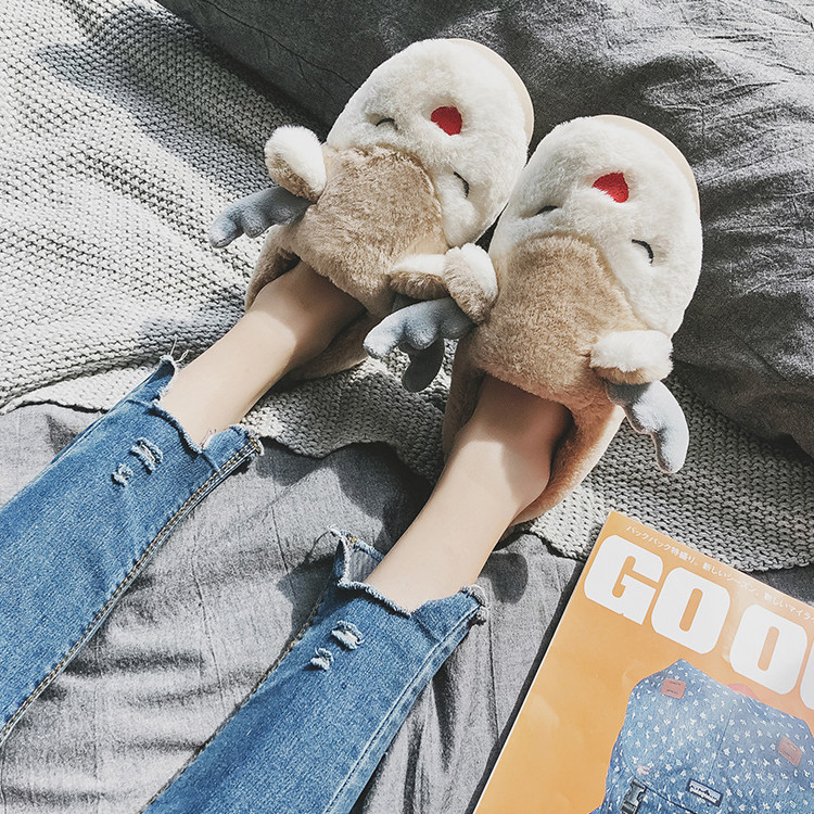 商品特色 可愛麋鹿造型立體鹿角 加厚毛絨內裡腳底柔軟豐盈 完整包覆更加保暖 幾何防滑紋理鞋底舒適耐穿 室內/室外都可穿適合地毯木質地板地磚...等 商品規格 材質面料-滌/填充物-海綿/鞋底-tpr 