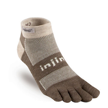 戶外系列適合各類型戶外運動，提供絕佳的避震性及穩定支撐，使用NuWool美麗諾羊毛，觸感柔軟，適合四季穿著並具有透氣 吸濕 抗菌 .抗臭的機能。 ．腳底及腳跟加厚，保護高強度衝擊區域．五趾分離有效將體