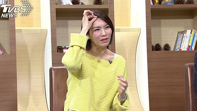 林佳儀生第一胎時剃光頭。(圖／年代提供)
