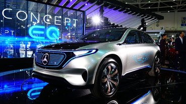 賓士展出概念新車 Concept EQ，充電五分鐘可跑 100 公里
