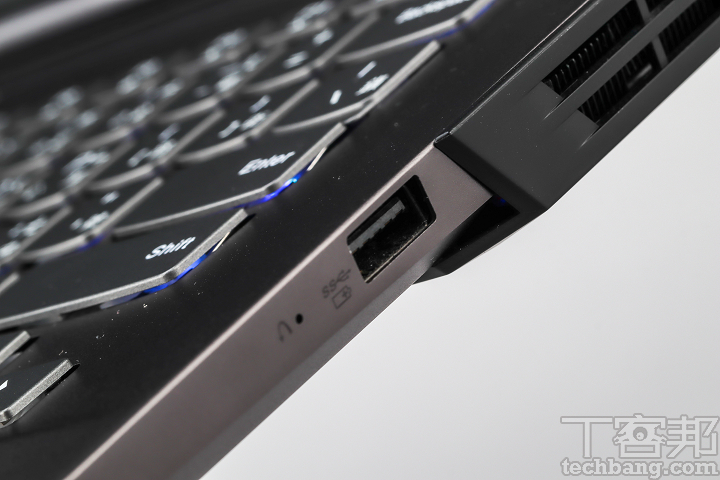 右側 I/O 配置－只有 USB Type-A 和 novo 還原孔是非常簡潔的設計，後方則設有散熱孔。